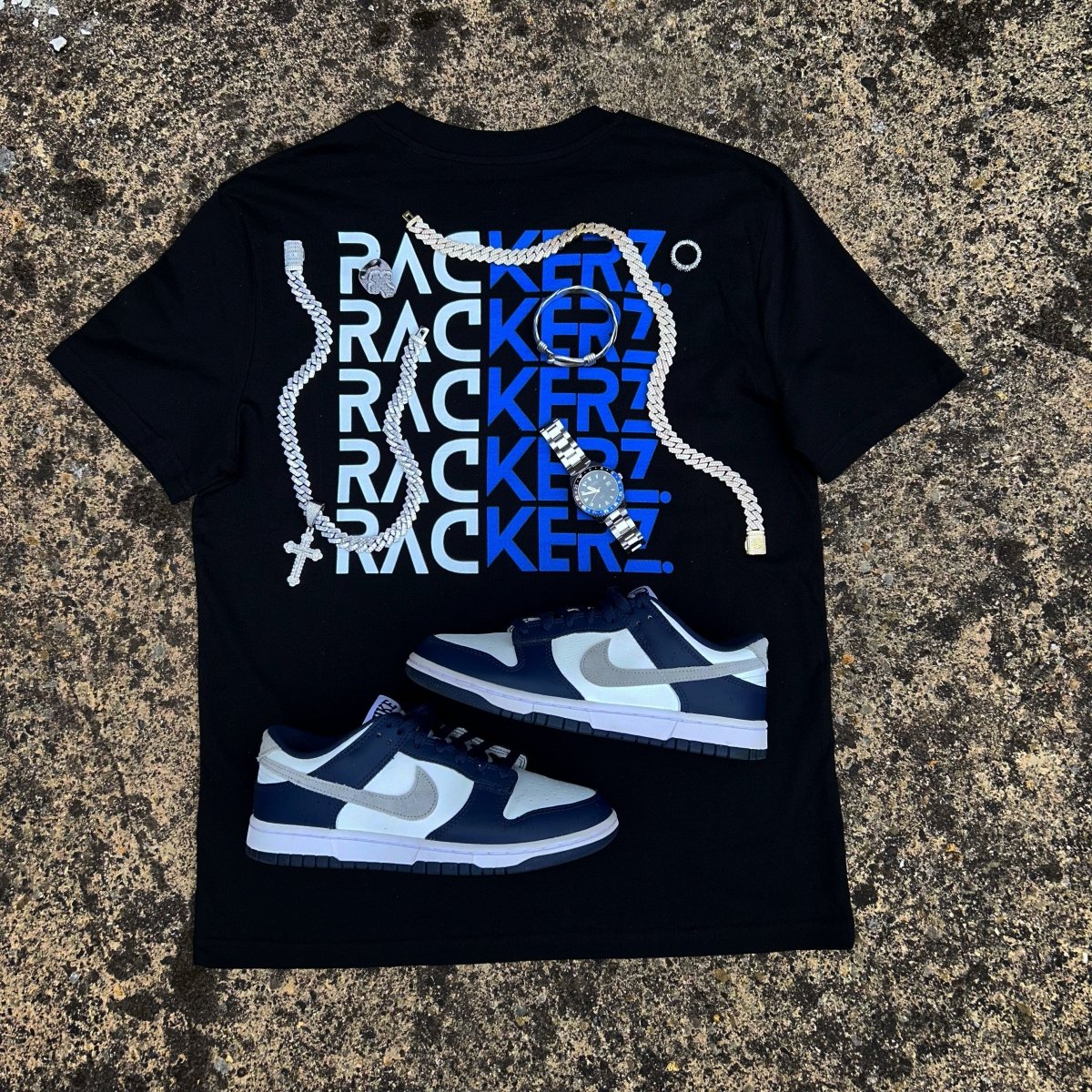 SIGNATURE LOGO GRAPHIC TEE BLACK & BLUE ON THE GROUND BACK