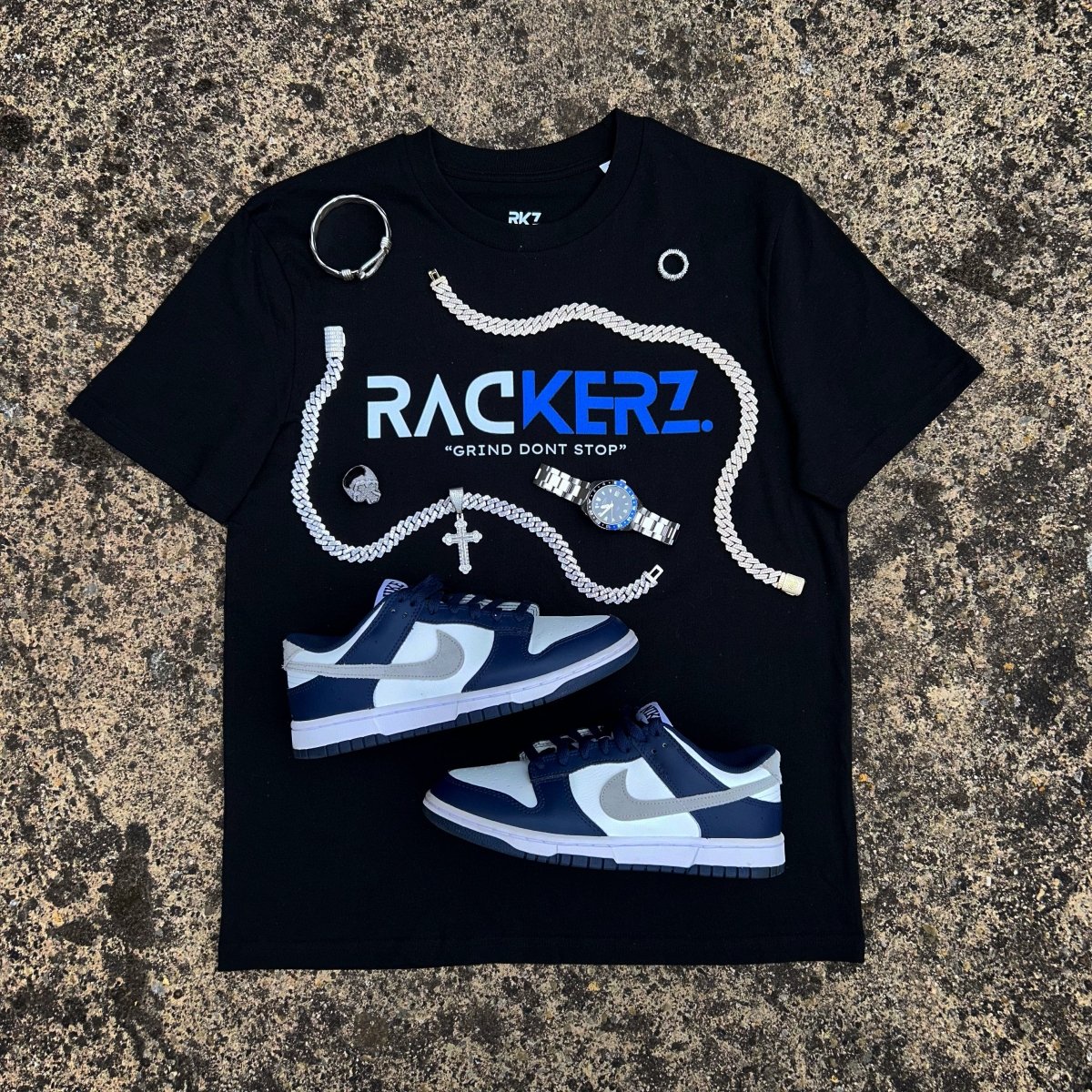 SIGNATURE LOGO GRAPHIC TEE - BLACK & BLUE ON THE GROUND FRONT