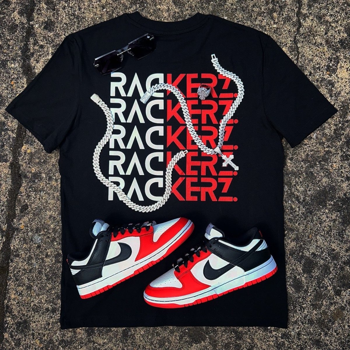 SIGNATURE LOGO GRAPHIC TEE BLACK & RED ON THE GROUND BACK